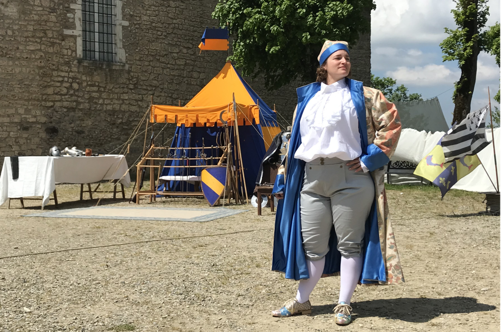 A gentelmen dressed in 1770s attire