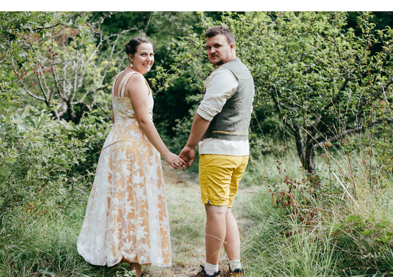 The brid and groom dressed in yellow and green